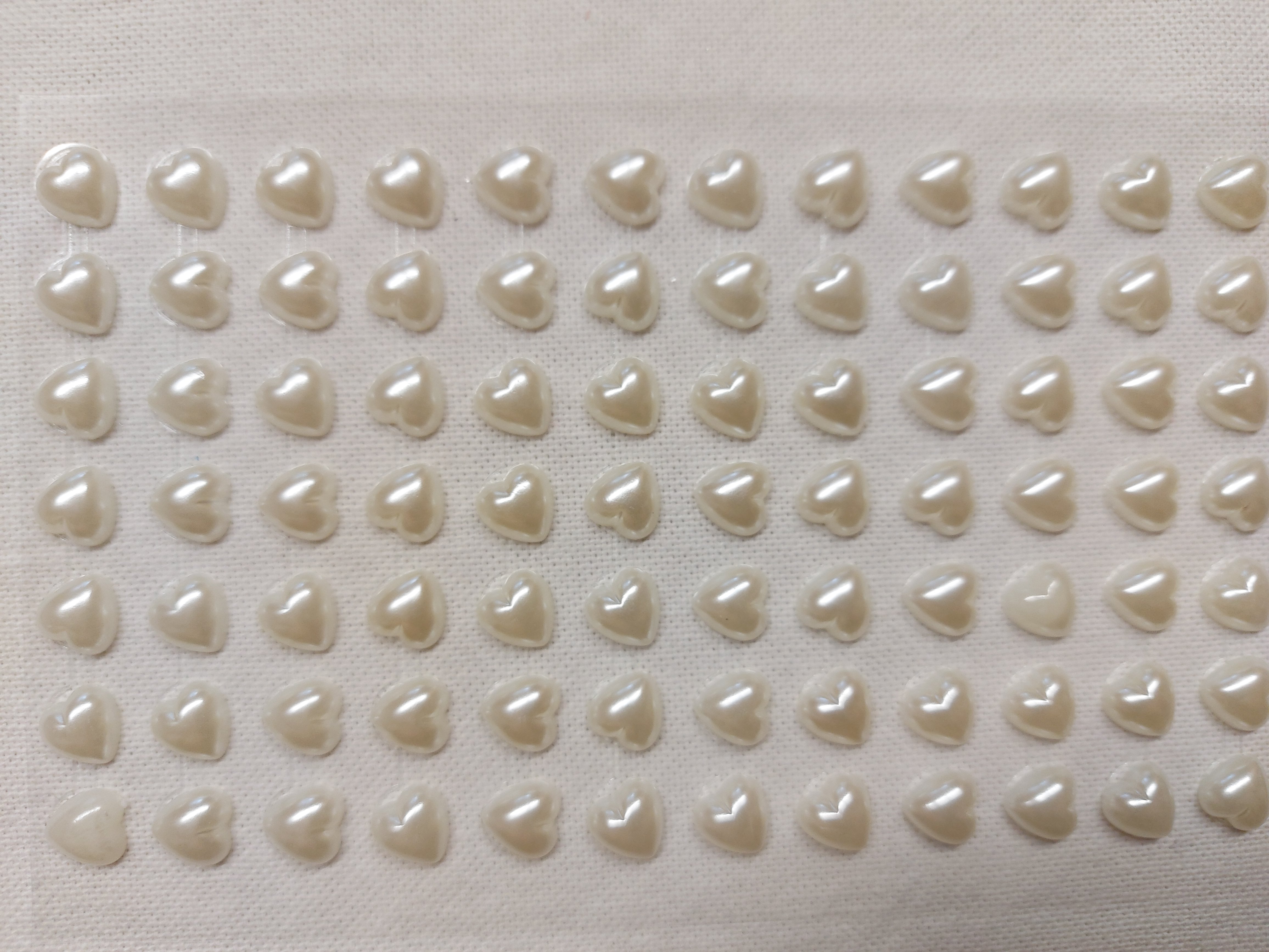 Nalepovacie  srdiečka krémové 10 mm DY321